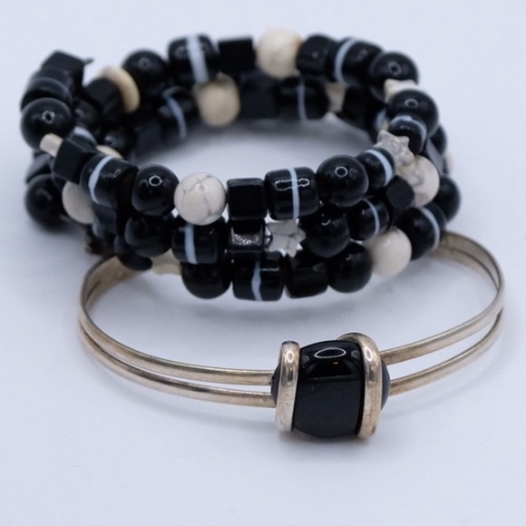 Gorgeous lightweight Bangles Beaded Art Market find with Metal details - Picture 7 of 13